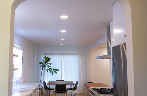 Ventura Casa | Modern 3BR/2BA Midtown Retreat - Fully Furnished - Walk to Hospital, Shops