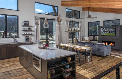 Blue River Casa | Modern 3BR Chalet with Hot Tub and Mt Quandary Views