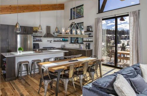 Blue River Casa | Modern 3BR Chalet with Hot Tub and Mt Quandary Views