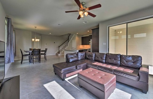 Rosenberg Casa | Modern 3BR Home w/Fenced Backyard - Across from Brazos Town Center
