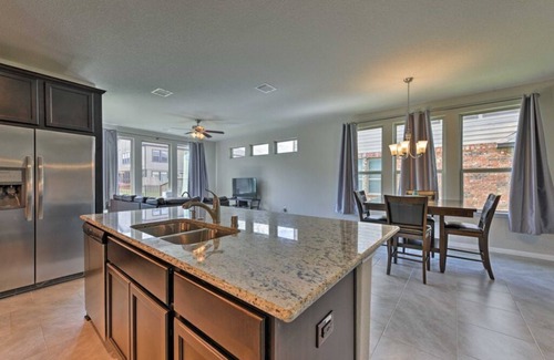 Rosenberg Casa | Modern 3BR Home w/Fenced Backyard - Across from Brazos Town Center