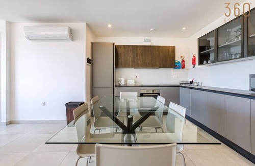 Pieta Apartamento | Modern 3BR home with Stunning Marina View in Pieta