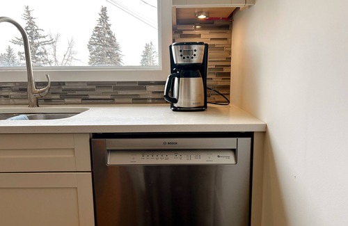 Northwest Calgary Casa | Modern 3BR Near Airport & DT