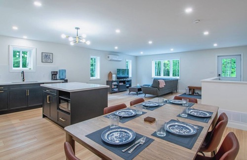 Armour Casa | Modern 3BR Retreat | Starlink Wi-Fi, AC & Firepit