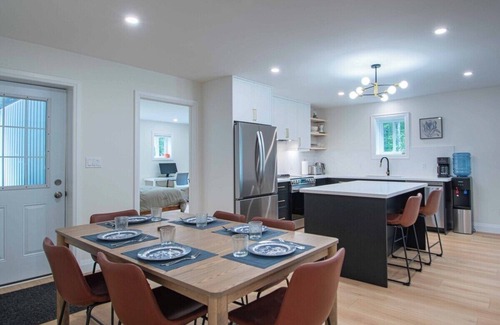 Armour Casa | Modern 3BR Retreat | Starlink Wi-Fi, AC & Firepit