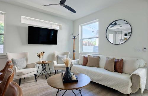 South Manchaca Casa | Modern 3BR Retreat - Near Airport - DT - BBQ