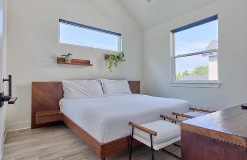 South Manchaca Casa | Modern 3BR Retreat - Near Airport - DT - BBQ