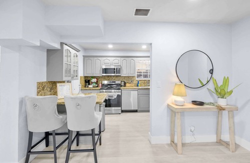 Hollywood Casa | Modern 3BR Retreat, Private Pool, 15 Min to Beach