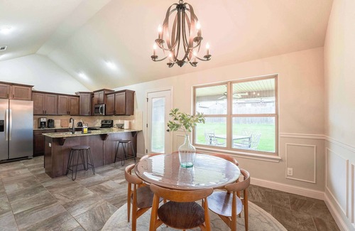 Cave Springs Casa | Modern 3BR Retreat EV Charger Fenced Yard by XNA