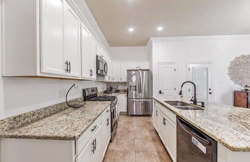 Donner Casa | Modern 3BR Retreat with Patio in Gray