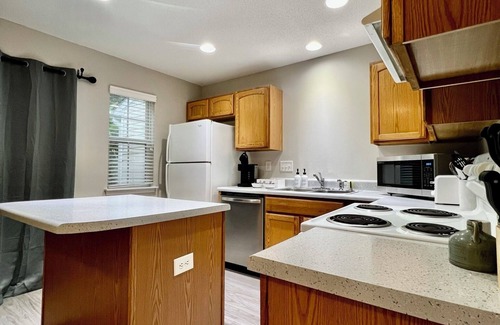 Harwood Lane Condominio | Modern 3BR Townhome - Whitewater Center + Roku TVs