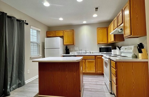 Harwood Lane Condominio | Modern 3BR Townhome - Whitewater Center + Roku TVs