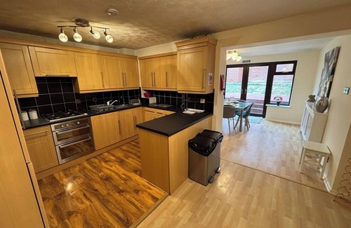 Gooshays Casa | Modern 4-Bed Home | Long Stay | Parking and Wi-Fi