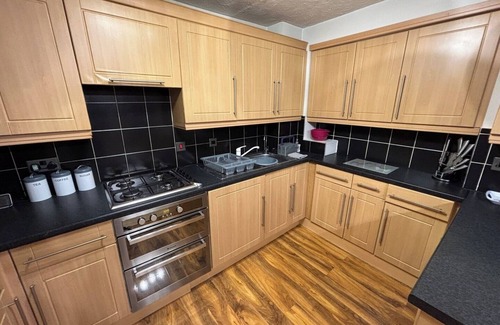 Gooshays Casa | Modern 4-Bed Home | Long Stay | Parking and Wi-Fi