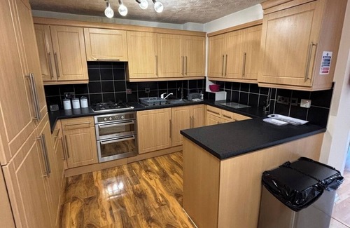 Gooshays Casa | Modern 4-Bed Home | Long Stay | Parking and Wi-Fi