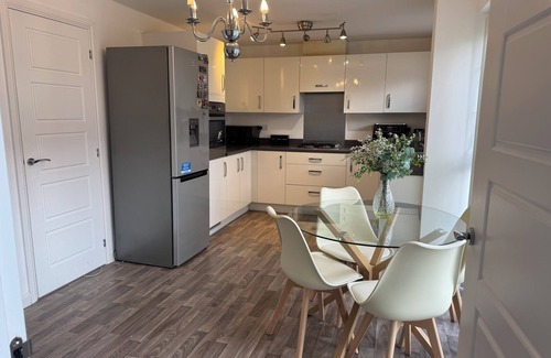Wolverhampton Casa | Modern 4-Bed Home in Wolverhampton / Comfort, Flexibility & Shared Spaces