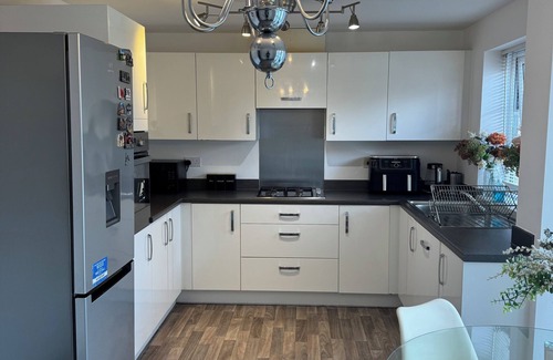 Wolverhampton Casa | Modern 4-Bed Home in Wolverhampton / Comfort, Flexibility & Shared Spaces