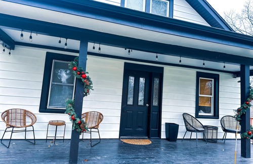 Browns Lake Casa | Modern 4 bed Lake House Steps from Browns Lake w. Arcade Room + Private Beach