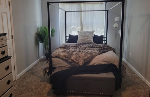 Springfield Casa | Modern 4 bed with fenced yard, parking, wifi, security, convenient location!