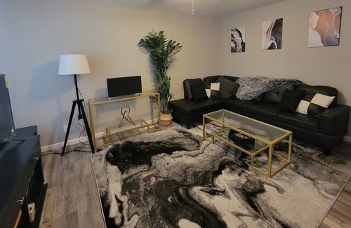 Springfield Casa | Modern 4 bed with fenced yard, parking, wifi, security, convenient location!