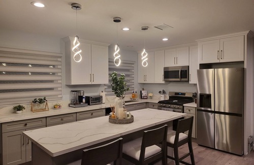 Tustin Casa | Modern 4 Bedroom Home - 15 mins from Disneyland
