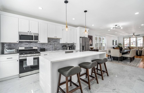 Chicago Casa | Modern 4-Bedroom Home – Newly Built - Sleeps 10!