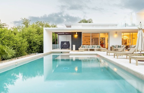 Playa Mujeres Villa | Modern 4-Bedroom Villa w/Gym & Walking Distance to Beach –Perfect Cancún Getaway