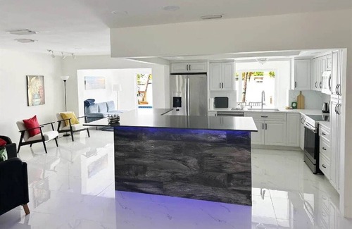 Pembroke Pines Casa | Modern, 4B/3B with Pool and Lake