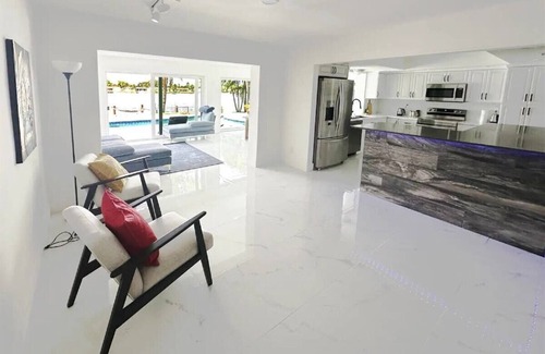 Pembroke Pines Casa | Modern, 4B/3B with Pool and Lake