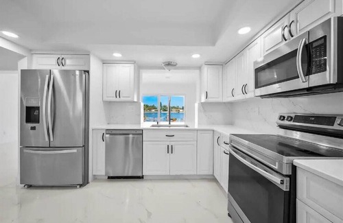 Pembroke Pines Casa | Modern, 4B/3B with Pool and Lake