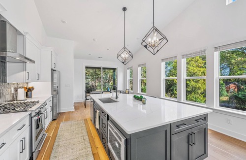 Charlotte Apartamento | Modern 4BR Home Near Uptown & Camp North End- Sleeps 12, Sports-Themed Game Room