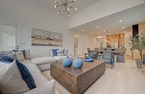 Tomball Casa | Modern 4BR Retreat, BBQ & Dining in The Woodlands