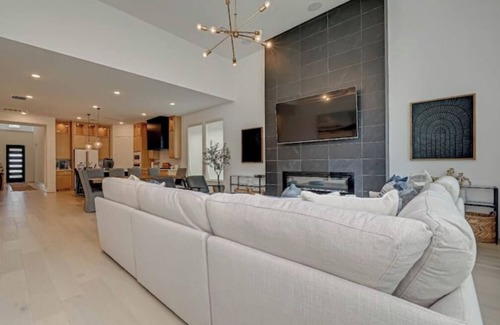 Tomball Casa | Modern 4BR Retreat, BBQ & Dining in The Woodlands