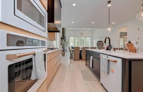 Tomball Casa | Modern 4BR Retreat, BBQ & Dining in The Woodlands