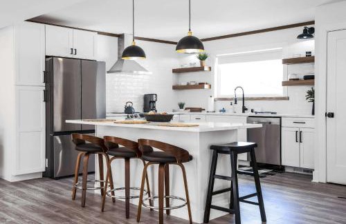 Como Casa | Modern 5 BDR Retreat - Game Room Fire Pit Creek