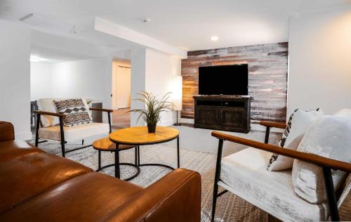 Como Casa | Modern 5 BDR Retreat - Game Room Fire Pit Creek