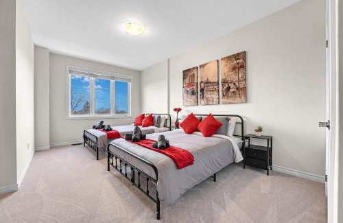 Burlington Casa | Modern 5 Bed Home Near Burlington Pier, Downtown, Hospital, GO