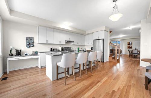 Burlington Casa | Modern 5 Bed Home Near Burlington Pier, Downtown, Hospital, GO