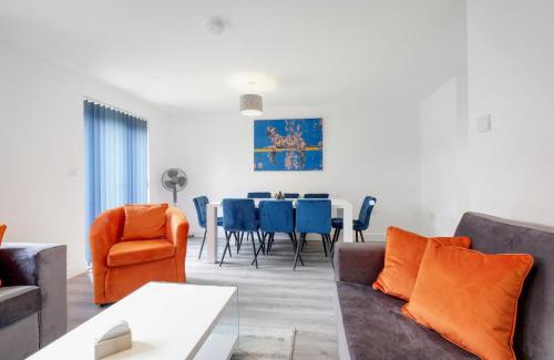 Aylesbury Casa | Modern 5 Bedroom 3 Bathroom Serviced House Aylesbury with parking By 360Stays