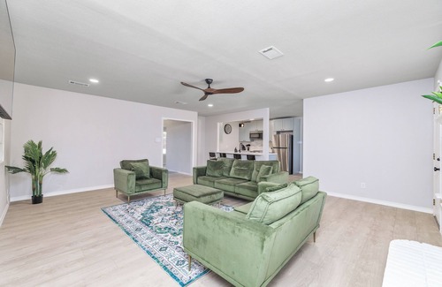 San Angelo Casa | Modern 5-Bedroom Escape with TVs in Every Room & Room for Everyone