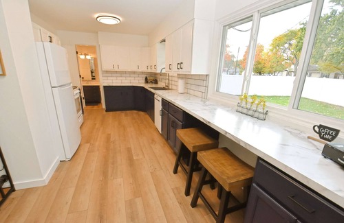 South Bend Casa | Modern 5 bedroom home sleeps up to 12, 15 min walk to ND (2329)