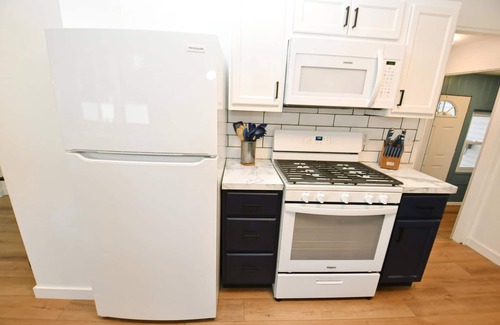 South Bend Casa | Modern 5 bedroom home sleeps up to 12, 15 min walk to ND (2329)