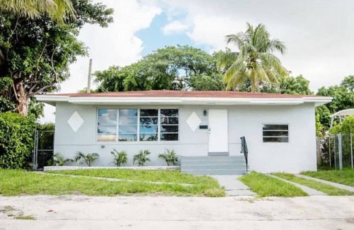 Miami Shores Casa | Modern 5 Bedroom Miami Home, 15 Min. to the Beach!
