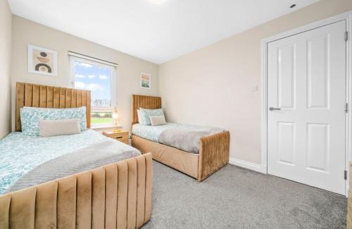 East End Casa | Modern 5 Bedroom Townhouse with Free Parking