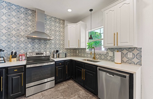 Pecan Valley Casa | Modern 5 BR Sleeps 16 with Pool, Spa, Air Hockey, BBQ & Games Near Downtown!