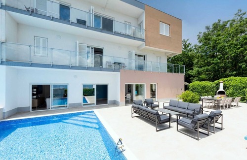 Opatija Villa | Moderna villa de 5 dormitorios para 10+1 personas con piscina climatizada y jacuzzi