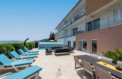 Opatija Villa | Moderna villa de 5 dormitorios para 10+1 personas con piscina climatizada y jacuzzi