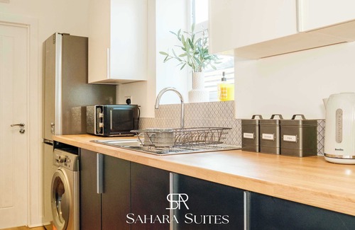 Cradley Heath Casa | Modern 5BR Home | Contractors stay | Parking