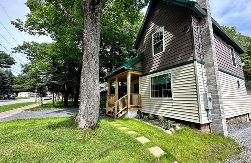 Old Forge Casa | Modern ADK-style 3-bedroom house in Old Forge with AC, WiFi, Pool! Walk to town!