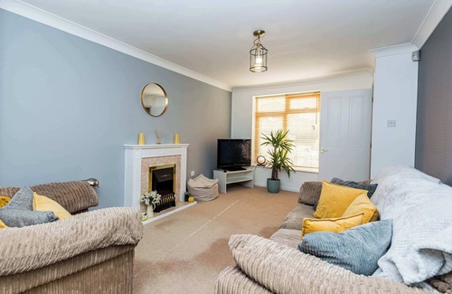 Swindon Casa | Modern 3 Bedroom Home in Swindon with Parking